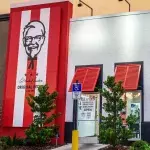 Ein Mann hört seine eigene Stimme, als er bei KFC bestellt. 