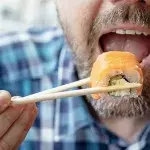 Ein Mann isst im Sushi-Restaurant: Dann passiert plötzlich eine heftige Veränderung mit seiner Hand