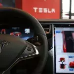 Ein Tesla-Fahrer schaut lieber mal einen Film...