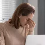 Eine junge Frau leidet unter ungewöhnlichen Covid-Symptomen.