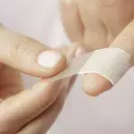 Eine Mutter schneidet sich am Papier: Mit den krassen Folgen rechnet sie nicht