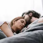 Er schläft neben seiner Freundin ein: Am nächsten Morgen wacht er neben einer anderen Frau auf