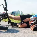 Fahrradunfall: 14-Jähriger rettet kleinen Bruder auf kluge Weise vor dem Verbluten