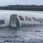 Flugzeug verfehlt Landebahn