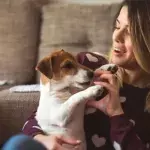 Frau adoptiert Welpen