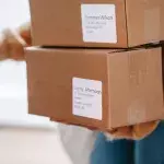 Frau bestellt Bettwäsche im Internet