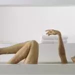 Frau entspannt in der Badewanne, doch dann bleibt sie stecken