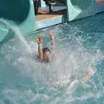 Frau hat Unfall auf der Wasserrutsche