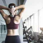 Frau trainiert im Gym