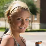 Frau trinkt 20 Red Bull pro Tag