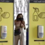 Frau weigert sich, eine Maske zu benutzen