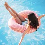Frau wird aus dem Schwimmbad geworfen