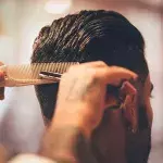 Friseur verteilt eigenartiges Geschenk