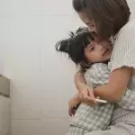 Furchteinflößende Überraschung auf der Toilette