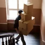 Harte Black-Friday-Woche: DHL-Paketbote rastet bei der Lieferung aus