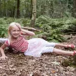 Hinter der Ungeschicklichkeit ihrer Tochter versteckt sich eine traurige Wahrheit