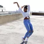 Hübsche Blondine spaziert mit aufgemalter Jeans durch die Stadt