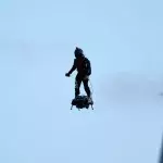 Jetpack-Flieger fliegt durch die Stadt