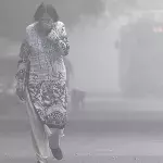 Junge Frau tritt in Nebel, dann krümmt sie sich vor Schmerzen