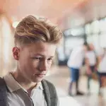 Junge will kranker Schwester helfen