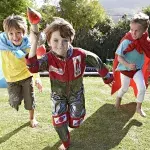 Jungs spielen ausgelassen im Garten