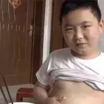 Kleiner Junge isst 5 Mahlzeiten am Tag, um seinen Vater zu retten