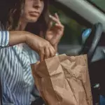 Kundin rastet bei McDonald's aus