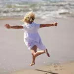 Mädchen verletzt sich am Strand mit schrecklichen Folgen