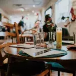 Mann findet unter Restaurant-Tisch Fußabdruck eines riesigen Dinosauriers
