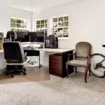 Mann fotografiert sein Büro, doch er ist nicht alleine
