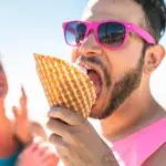 Mann leckt Eis ab