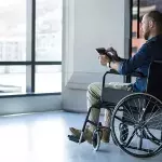 Mann sitzt im Rollstuhl, weil ihm diese wichtige Impfung fehlt