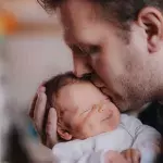 Mann speckt ab, um seinem Baby das Leben zu retten