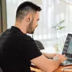 Mann trickst im Homeoffice