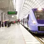 Mann verrichtet tägliche Hygiene am Bahnsteig: Seine Mitreisenden sind angeekelt