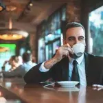 Mann verzichtet auf Kaffee und Alkohol