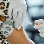 Mann will sich an einem Fake-Silikonarm impfen lassen und landet vor Gericht