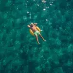 Mit Schwimmnudel auf dem offenen Meer