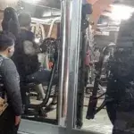Muhammad schaut sehnsüchtig in das Fitnessstudio