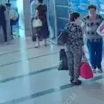 Mutter verkauft Baby am Flughafen