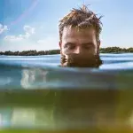 Nach dem Baden im Malawisee: Junger Mann kann nicht mehr gehen