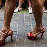 Neue Männlichkeit: Familienvater trägt Röcke und High Heels 