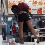 Ohne Maske bei KFC: Als man sie nicht bedienen will, dreht sie durch (Video)