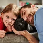 Pitbull darf mit Tochter im Bett schlafen: Was dann passiert, überrascht alle