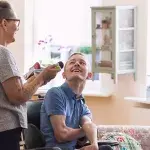 Sie halten seine schöne Freundin für seine Krankenschwester: So beweisen sie das Gegenteil!