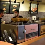 Starbucks-Mitarbeiter nimmt Corona-Regeln ernst und wird belohnt