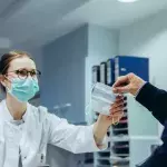 Symbolbild: Krankenschwester erfindet neuen Mundschutz