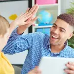 Symbolbild: Lehrer mit Schüler
