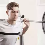 Teenager wird wegen seines Aussehens gemobbt, dann trainiert er sich einen beneidenswerten Body.