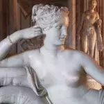 Tourist beschädigt 200 Jahre alte Statue bei Aufnahme eines Selfies